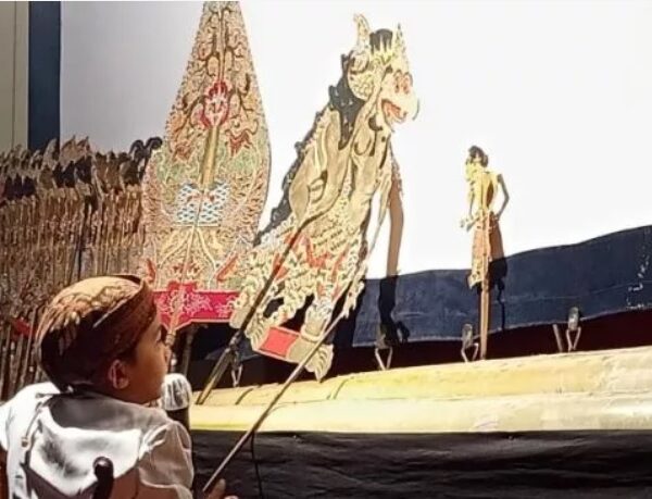 sumber gambar : https://jogja.suara.com/read/2022/05/18/084539/tertarik-ke-wayang-sejak-4-tahun-danendra-si-dalang-cilik-awalnya-sering-nonton-ki-seno-di-youtube